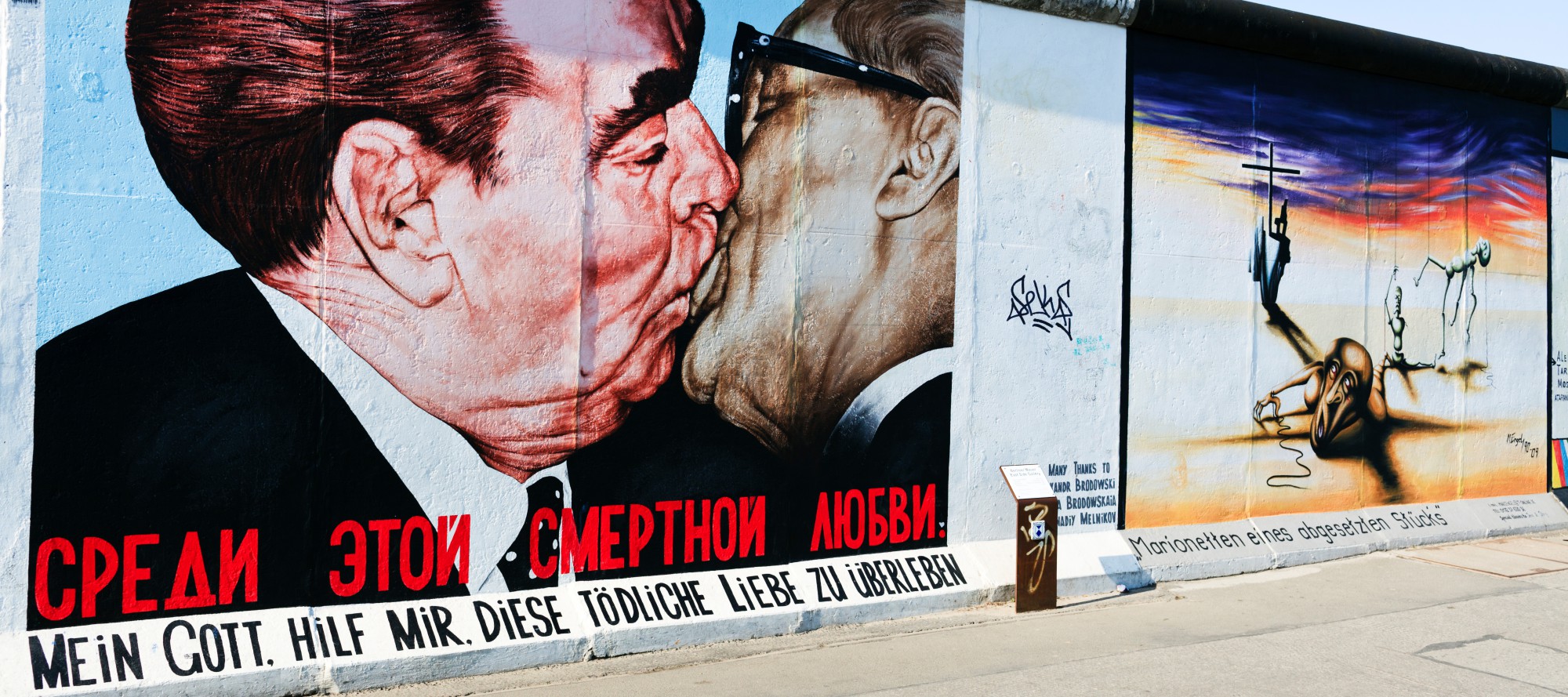 Teil der Berliner Mauer mit bekannten Werk „Bruderkuss“ zwischen Breschnew und Honecker von Dimitri Vrubel