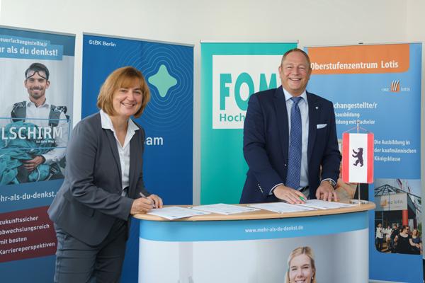 Prof. Dr. Manuela Zipperling (Gesamtgeschäftsführerin der FOM Hochschule) gemeinsam mit Alexander C. Schüffner (Präsident der Steuerberaterkammer Berlin) bei der Unterzeichnung des Kooperationsvertrages